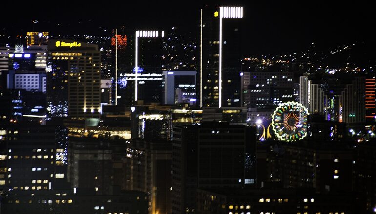 Nocna panorama centrum Ułan Bator z rozświetlonymi wieżowcami i neonowymi szyldami